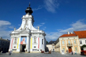 rynek w wadowicach, po prawej muzeum dom rodzinny ojca świętego jana pawła drugiego, po lewej bazylika